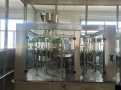 18-18-6三合一碳酸饮料罐装机，纯净水罐装机低价出售图1