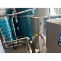 出售美的空气能热泵5P两组 含循环泵 3.5吨不锈钢保温储水桶 增压泵 软水机 微电脑控制器 配电箱等