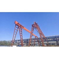 工地刚完工闲置两台龙门吊25米跨度，有效高度8.5米，10吨电葫芦